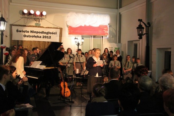 Ostrołęczanie po raz szósty wspólnie śpiewali pieśni patrotyczne [12 XI 2012] - zdjęcie #11 - eOstroleka.pl