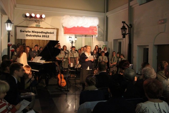 Ostrołęczanie po raz szósty wspólnie śpiewali pieśni patrotyczne [12 XI 2012] - zdjęcie #10 - eOstroleka.pl