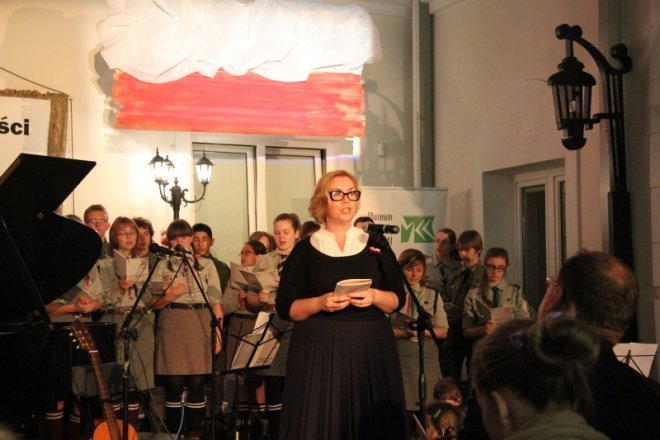 Ostrołęczanie po raz szósty wspólnie śpiewali pieśni patrotyczne [12 XI 2012] - zdjęcie #9 - eOstroleka.pl