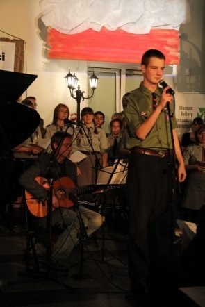Ostrołęczanie po raz szósty wspólnie śpiewali pieśni patrotyczne [12 XI 2012] - zdjęcie #22 - eOstroleka.pl