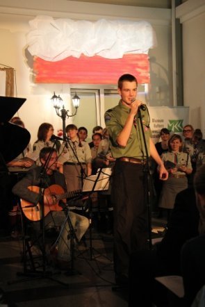 Ostrołęczanie po raz szósty wspólnie śpiewali pieśni patrotyczne [12 XI 2012] - zdjęcie #4 - eOstroleka.pl