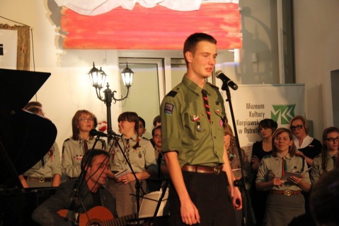 Ostrołęczanie po raz szósty wspólnie śpiewali pieśni patrotyczne [12 XI 2012] - zdjęcie #24 - eOstroleka.pl