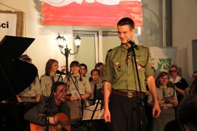 Ostrołęczanie po raz szósty wspólnie śpiewali pieśni patrotyczne [12 XI 2012] - zdjęcie #2 - eOstroleka.pl