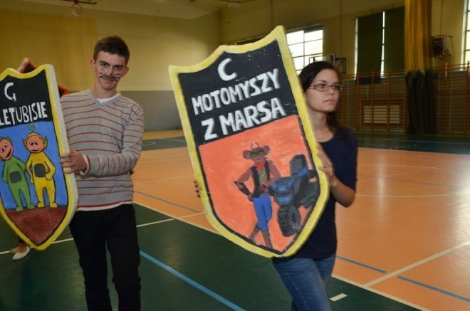 Otrzęsiny pierwszoklasistów z III LO [13 XI 2012] - zdjęcie #2 - eOstroleka.pl