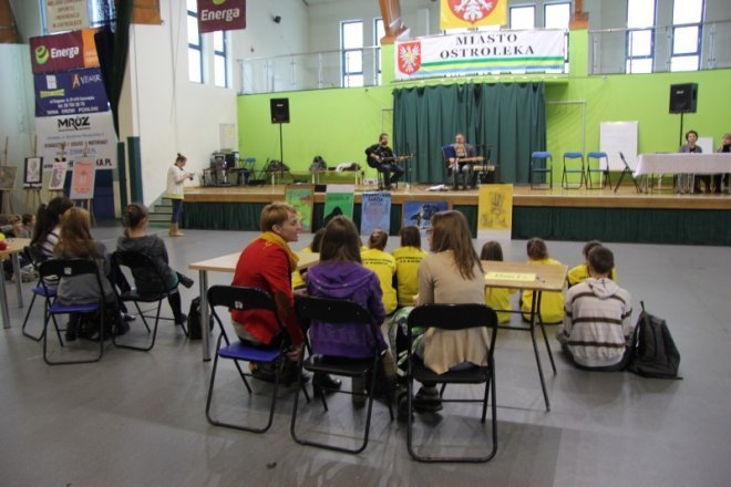 Akcja antynarkotykowa w hali im. Arkadiusza Gołosia [15 XI 2012] - zdjęcie #1 - eOstroleka.pl