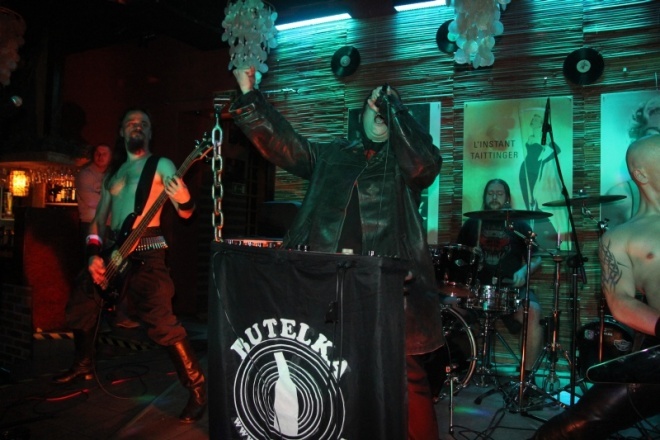 Kontrowersyjny zespół Butelka wystąpił w Avalonie [19 XI 2012] - zdjęcie #20 - eOstroleka.pl