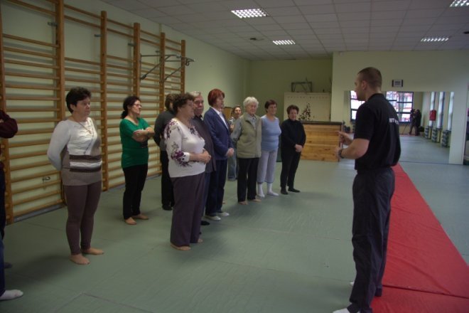 Seniorzy uczyli się jak obronić się przed przestępcami [22 XI 2012] - zdjęcie #3 - eOstroleka.pl