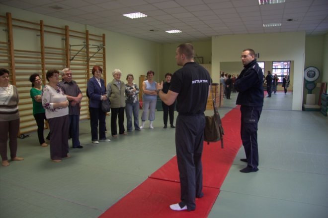 Seniorzy uczyli się jak obronić się przed przestępcami [22 XI 2012] - zdjęcie #16 - eOstroleka.pl