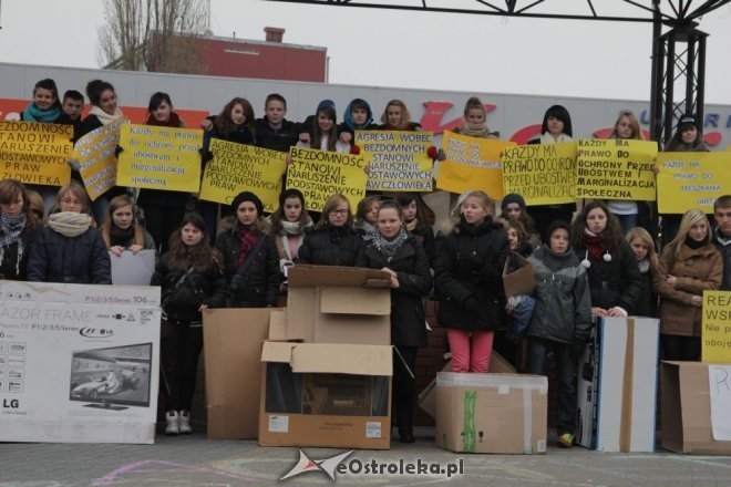 Happening w ramach akcji „Pomóż przetrwać zimę” [22.11.2012] - zdjęcie #15 - eOstroleka.pl