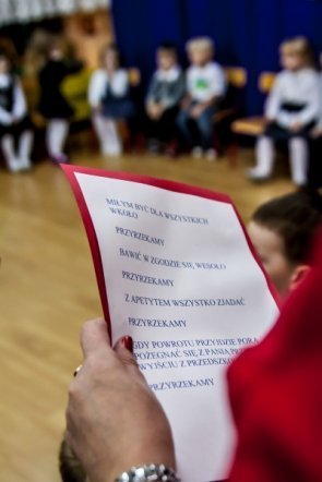 Pasowanie na przedszkolaka w Przedszkolu Miejskim nr 17 [22 XI 2012] - zdjęcie #23 - eOstroleka.pl