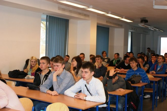 Uczniowie ZSZ 1 w Wyższej Szkole Cłą i Logistyki oraz Instytucie Transportu Samochodowego [23.11.2012] - zdjęcie #1 - eOstroleka.pl