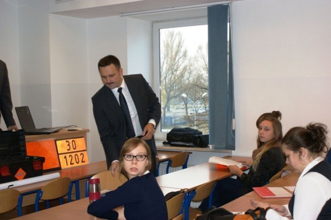 Uczniowie ZSZ 1 w Wyższej Szkole Cłą i Logistyki oraz Instytucie Transportu Samochodowego [23.11.2012] - zdjęcie #2 - eOstroleka.pl
