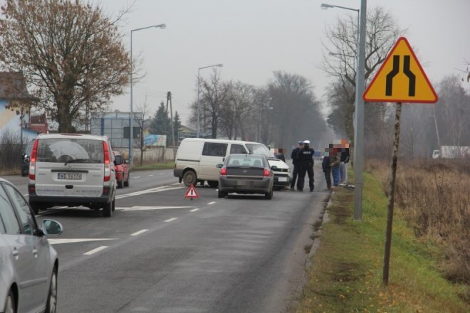 Zderzenie dwóch samochodów na ulicy Ostrowskiej [27 XI 2012] - zdjęcie #1 - eOstroleka.pl