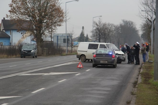 Zderzenie dwóch samochodów na ulicy Ostrowskiej [27 XI 2012] - zdjęcie #2 - eOstroleka.pl