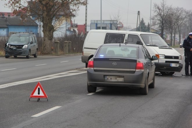 Zderzenie dwóch samochodów na ulicy Ostrowskiej [27 XI 2012] - zdjęcie #7 - eOstroleka.pl
