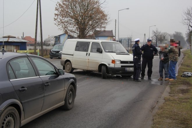 Zderzenie dwóch samochodów na ulicy Ostrowskiej [27 XI 2012] - zdjęcie #6 - eOstroleka.pl