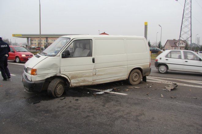 Zderzenie dwóch samochodów na ulicy Ostrowskiej [27 XI 2012] - zdjęcie #5 - eOstroleka.pl