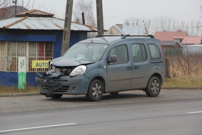 Zderzenie dwóch samochodów na ulicy Ostrowskiej [27 XI 2012] - zdjęcie #6 - eOstroleka.pl