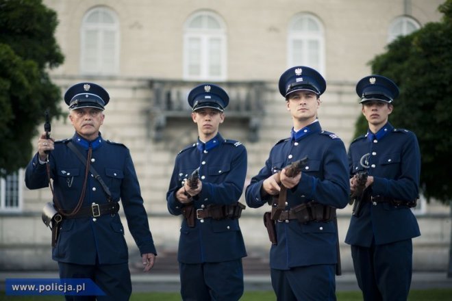 Gwiazdy w policyjnym kalendarzu fot. policja.pl [4 XII 2012]  - zdjęcie #2 - eOstroleka.pl