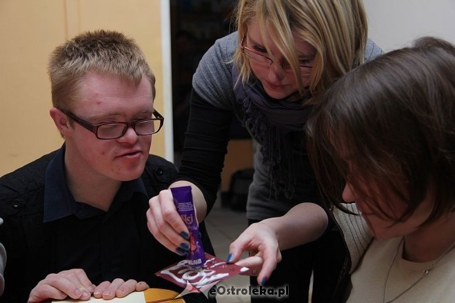 „Motylki” przygotowały świąteczną niespodziankę dla niepełnosprawnych dzieci i młodzieży z DPS w Bielawkach [05.12.2012] - zdjęcie #5 - eOstroleka.pl