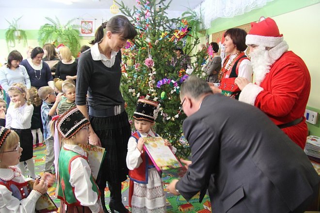 Mikołaj odwiedził wychowanków PM 16 [6 XII 2012] - zdjęcie #49 - eOstroleka.pl