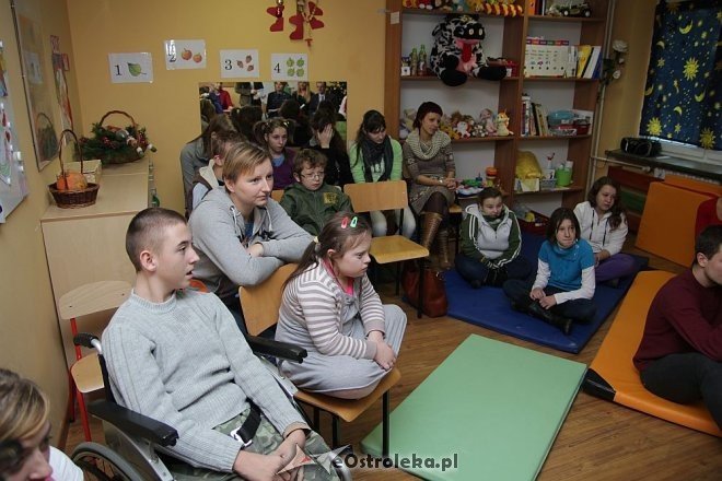 Książki nie gryzą - spotkanie w Kolorowej Szkole [06.12.2012] - zdjęcie #10 - eOstroleka.pl