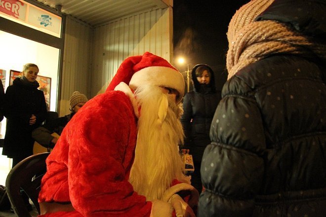 Mikołaj na osiedlu Łęczysk [6 XII 2012] - zdjęcie #29 - eOstroleka.pl