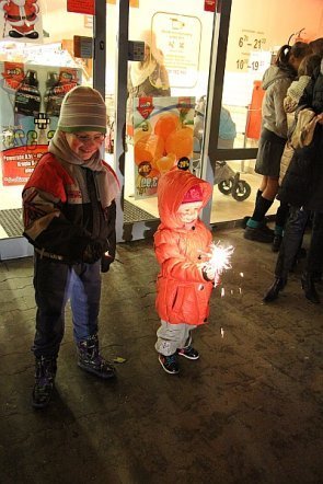 Mikołaj na osiedlu Łęczysk [6 XII 2012] - zdjęcie #3 - eOstroleka.pl