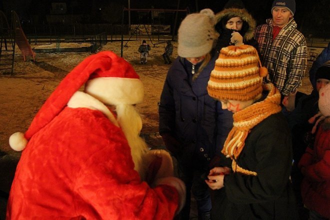 Mikołaj na osiedlu Łęczysk [6 XII 2012] - zdjęcie #2 - eOstroleka.pl