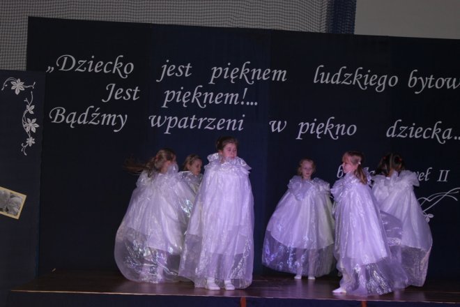 Ksiądz Biskup Tadeusz Bronakowski w SP 10  - zdjęcie #25 - eOstroleka.pl