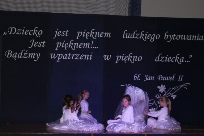 Ksiądz Biskup Tadeusz Bronakowski w SP 10  - zdjęcie #23 - eOstroleka.pl