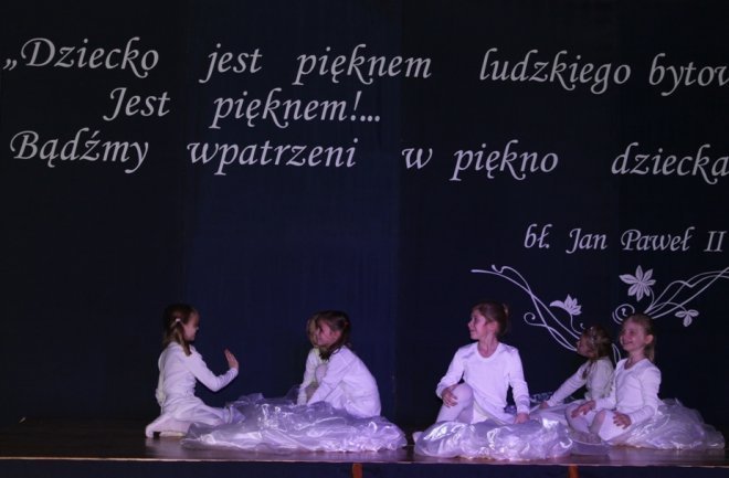 Ksiądz Biskup Tadeusz Bronakowski w SP 10  - zdjęcie #22 - eOstroleka.pl