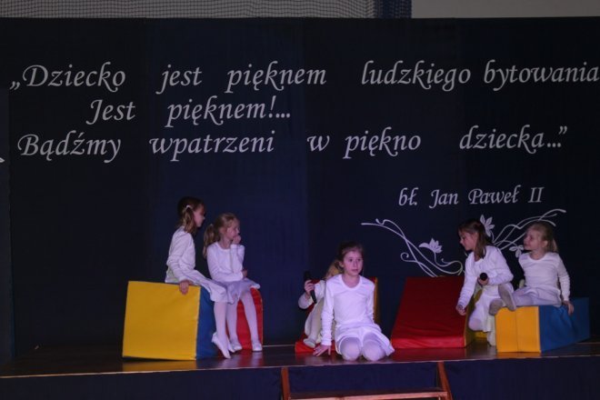 Ksiądz Biskup Tadeusz Bronakowski w SP 10  - zdjęcie #21 - eOstroleka.pl