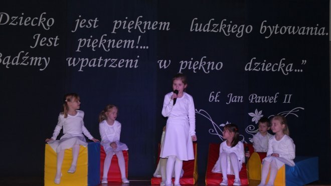Ksiądz Biskup Tadeusz Bronakowski w SP 10  - zdjęcie #20 - eOstroleka.pl