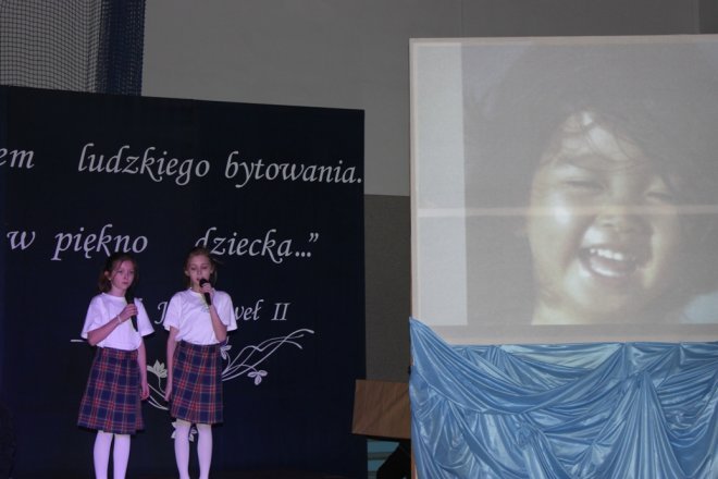 Ksiądz Biskup Tadeusz Bronakowski w SP 10  - zdjęcie #16 - eOstroleka.pl