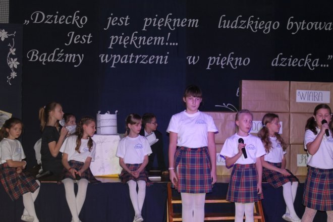 Ksiądz Biskup Tadeusz Bronakowski w SP 10  - zdjęcie #14 - eOstroleka.pl