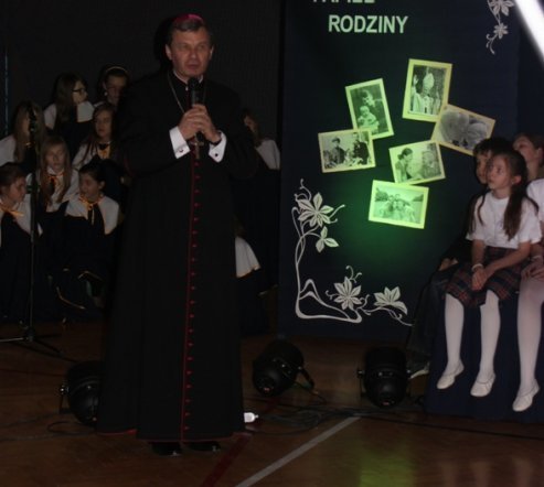 Ksiądz Biskup Tadeusz Bronakowski w SP 10  - zdjęcie #38 - eOstroleka.pl