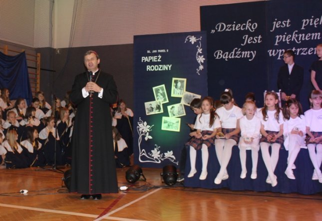 Ksiądz Biskup Tadeusz Bronakowski w SP 10  - zdjęcie #7 - eOstroleka.pl