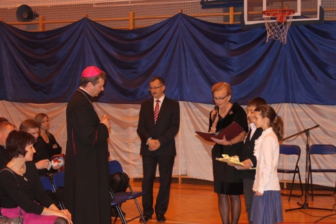 Ksiądz Biskup Tadeusz Bronakowski w SP 10  - zdjęcie #3 - eOstroleka.pl