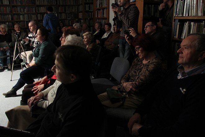 Tadeusz Ross promował swoją książkę w Miejskiej Bibliotece Publicznej [ZDJĘCIA] - zdjęcie #8 - eOstroleka.pl