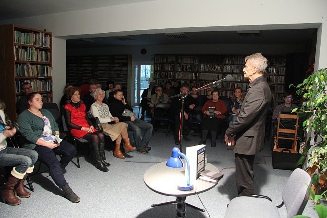 Tadeusz Ross promował swoją książkę w Miejskiej Bibliotece Publicznej [ZDJĘCIA] - zdjęcie #15 - eOstroleka.pl