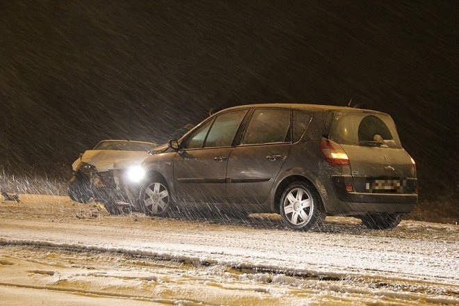 Ulica Goworowska: Czołowe zderzenie dwóch aut [15 XII 2012] - zdjęcie #1 - eOstroleka.pl
