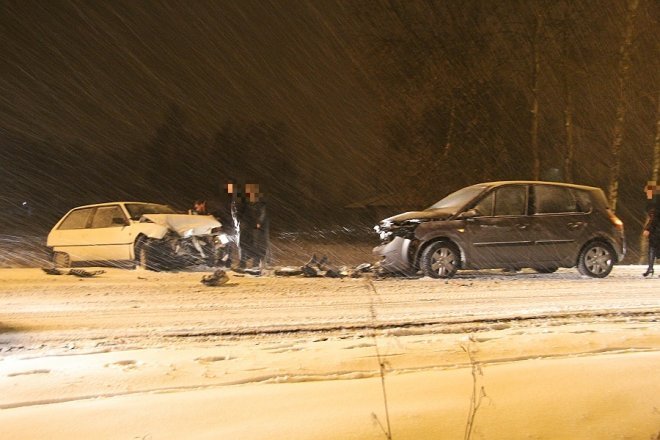 Ulica Goworowska: Czołowe zderzenie dwóch aut [15 XII 2012] - zdjęcie #2 - eOstroleka.pl