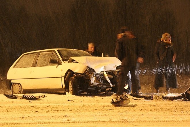 Ulica Goworowska: Czołowe zderzenie dwóch aut [15 XII 2012] - zdjęcie #9 - eOstroleka.pl