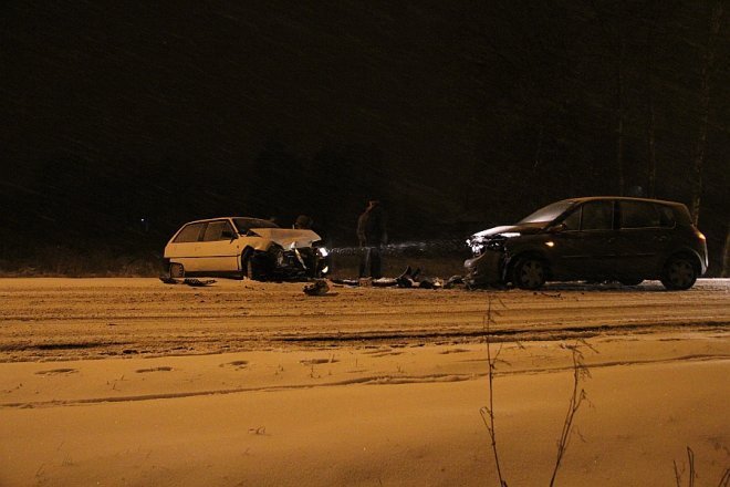 Ulica Goworowska: Czołowe zderzenie dwóch aut [15 XII 2012] - zdjęcie #6 - eOstroleka.pl