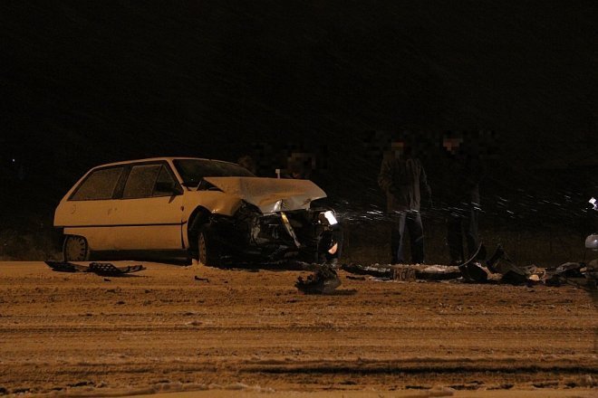 Ulica Goworowska: Czołowe zderzenie dwóch aut [15 XII 2012] - zdjęcie #9 - eOstroleka.pl
