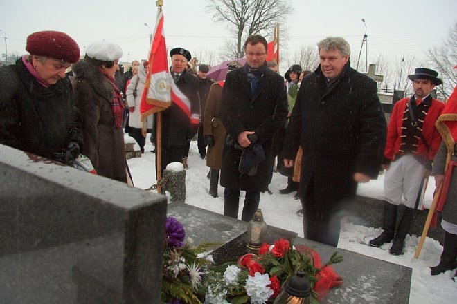 Rzekuń: 66. rocznica śmierci kpt. Aleksandra „Adama” Bednarczyka [16 XII 2012] - zdjęcie #2 - eOstroleka.pl