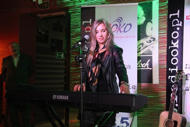 Julia Vikman wystąpiła w klubie Avalon [16 XII 2012] - zdjęcie #8 - eOstroleka.pl