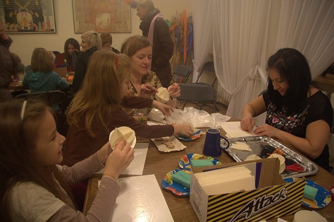 Spotkanie świąteczne „Idą święta czas stroić choinkę” w Muzeum Kultury Kurpiowskiej [17 XII 2012] - zdjęcie #9 - eOstroleka.pl