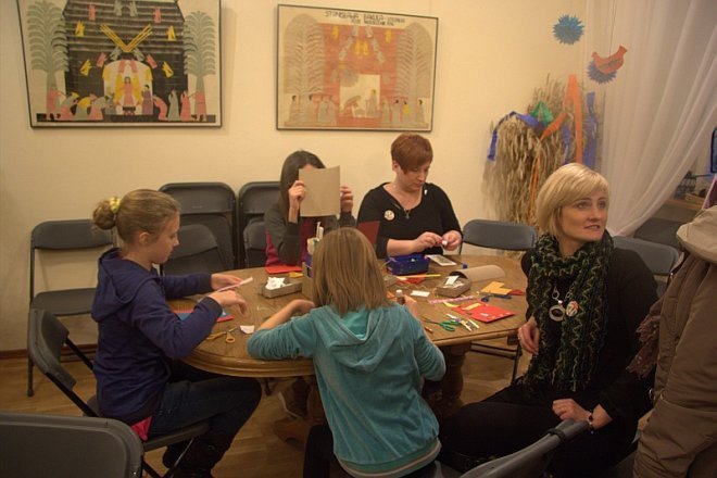 Spotkanie świąteczne „Idą święta czas stroić choinkę” w Muzeum Kultury Kurpiowskiej [17 XII 2012] - zdjęcie #7 - eOstroleka.pl